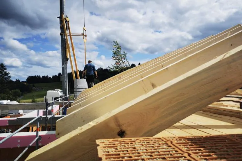 Dachsparren aus Holz über gemauerten Ziegelwänden