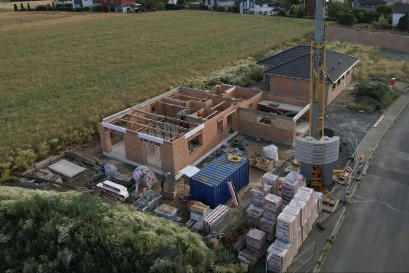 Haus Lars: Rohbau eines Bungalows mit Ziegelwänden, Luftaufnahme