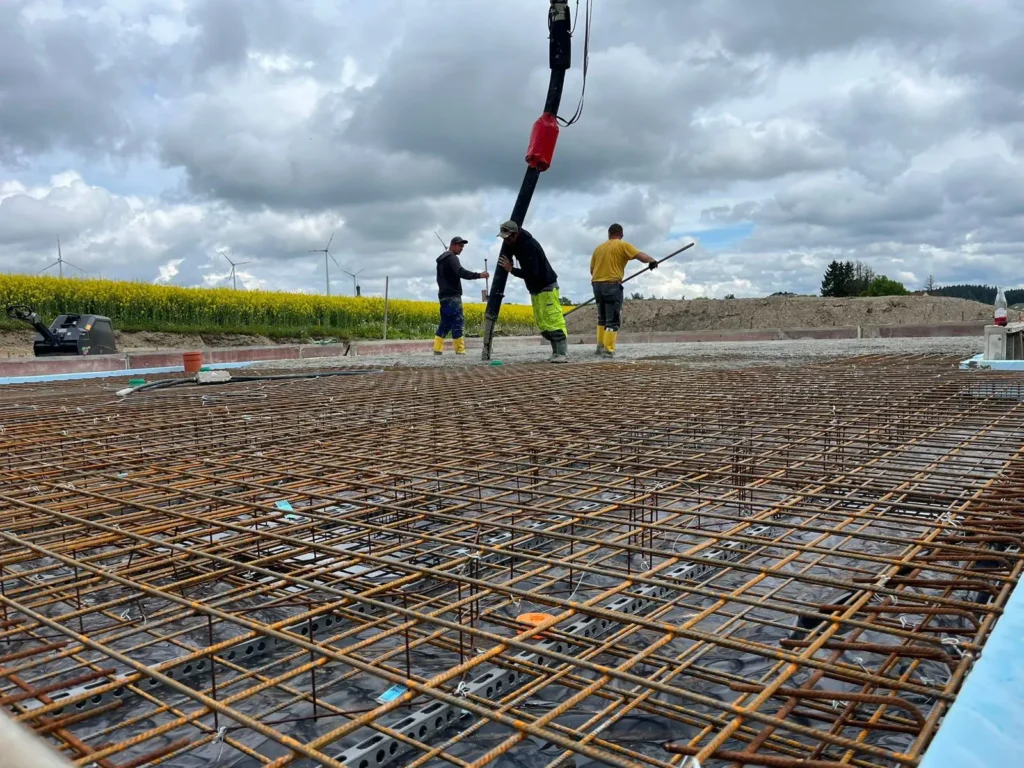 Betonage mit Pumpe über der Bewehrung
