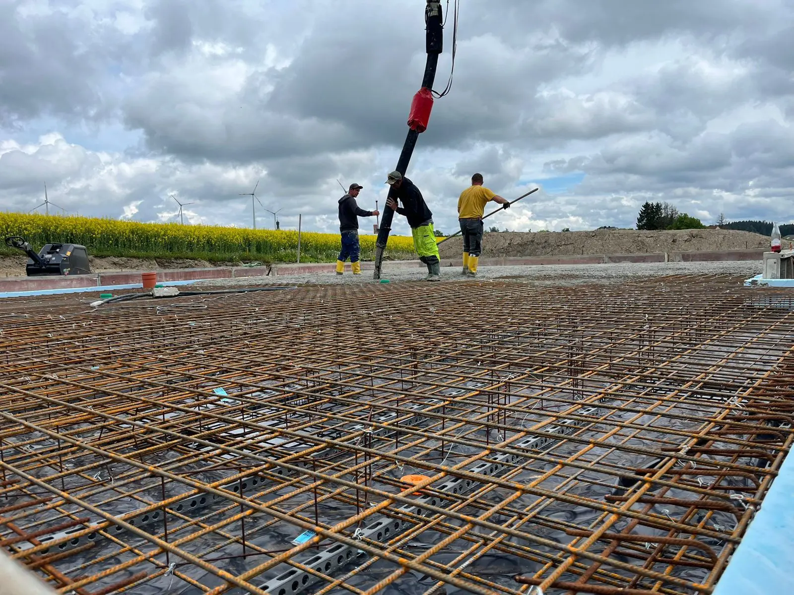 Betonage mit Pumpe über der Bewehrung