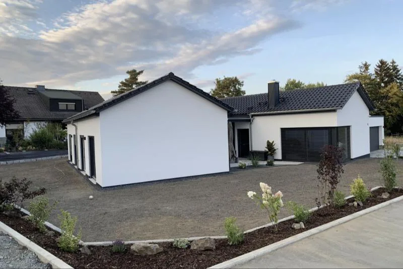Haus Hanna: Winkelbungalow mit Satteldach und frisch angelegtem Vorgarten