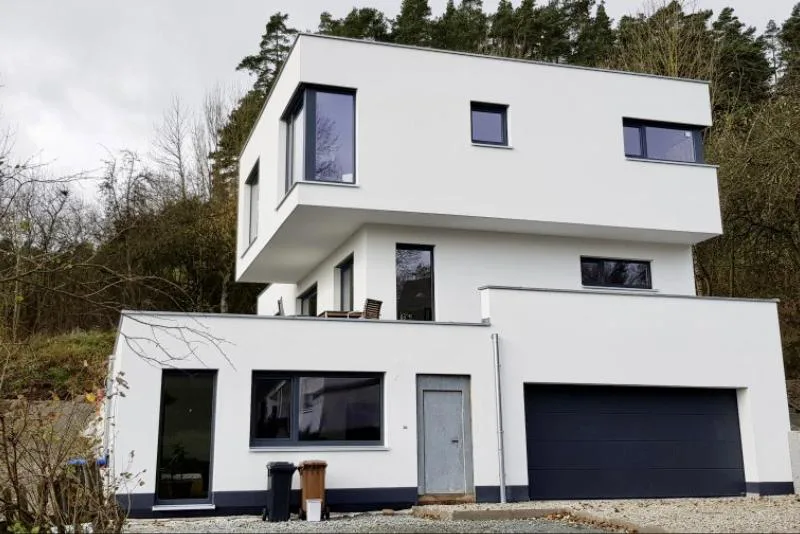 Haus Paul: Kubisches Flachdachhaus am Hang mit Doppelgarage