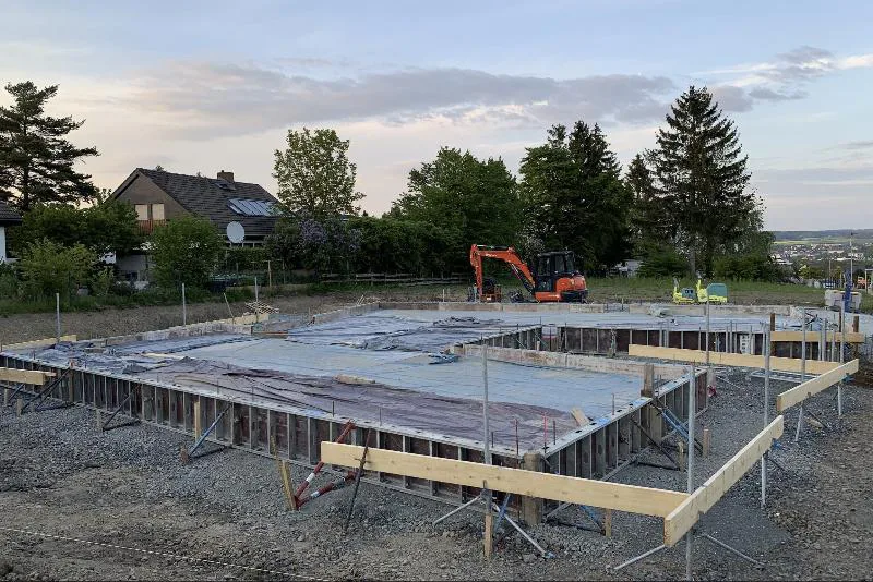 Geschalte Bodenplatte vor dem Betonieren