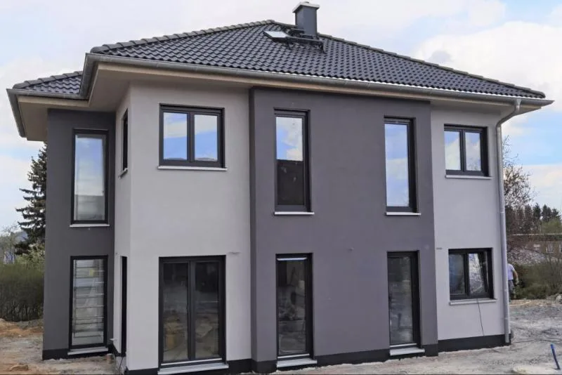 Haus Ben: Stadtvilla mit Walmdach und zweifarbiger Putzfassade