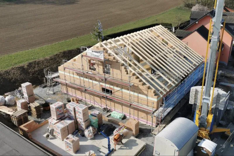 Rohbau mit Dachstuhl aus Holz