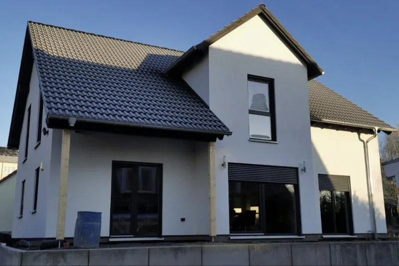 Haus Anna: Einfamilienhaus mit Satteldach und überdachter Terrasse