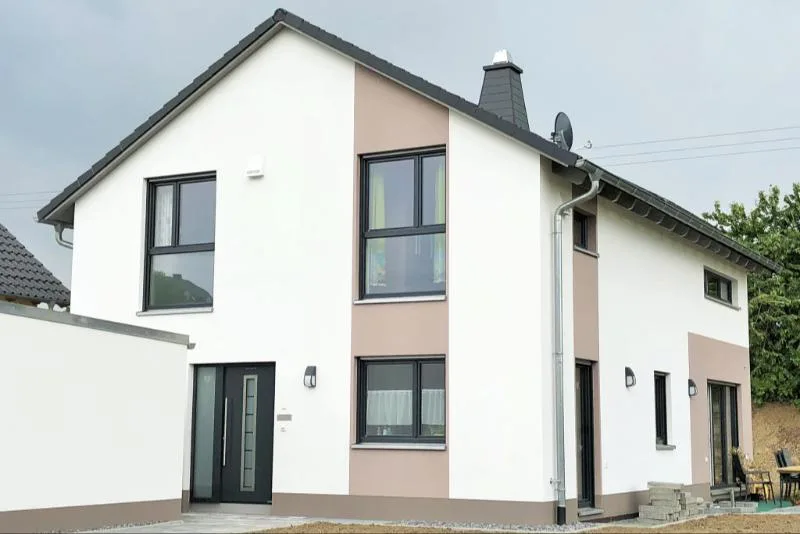 Haus Julia: Einfamilienhaus mit Satteldach und farbig abgesetzten Fassadenflächen