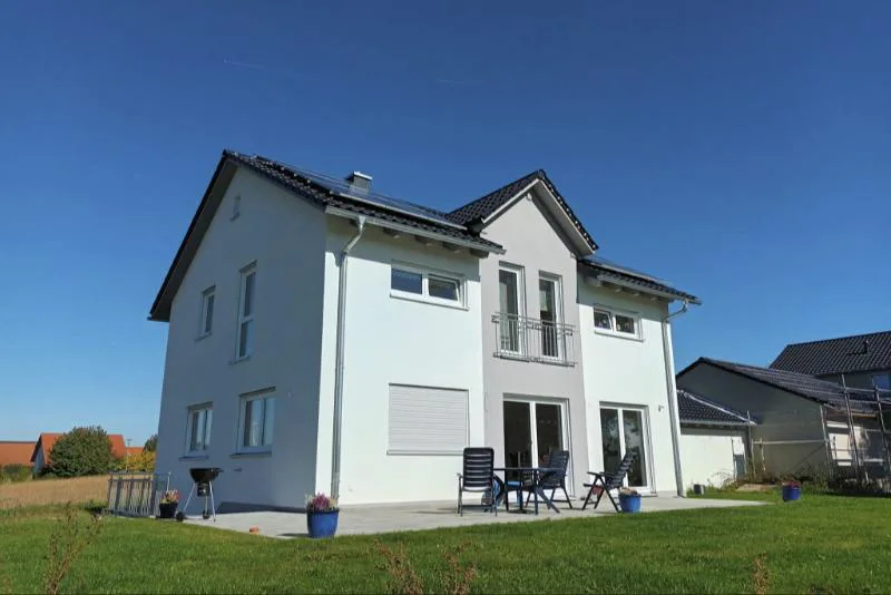 Haus Lisa: Einfamilienhaus mit Satteldach, Photovoltaik und Gartenterrasse