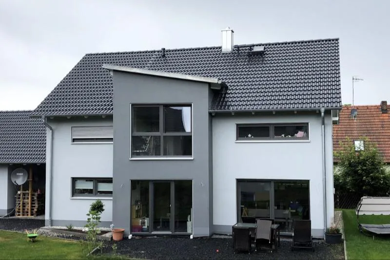 Haus Laura: Einfamilienhaus mit Satteldach und vorgesetztem Baukörper mit Pultdach