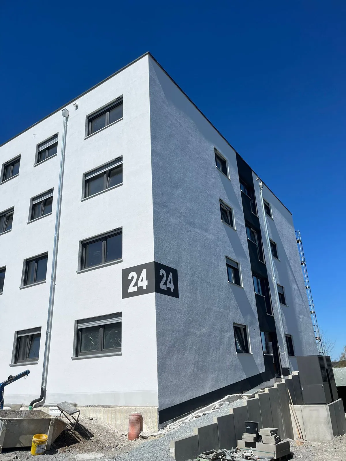 Fertige Putzfassade mit Hausnummer 24
