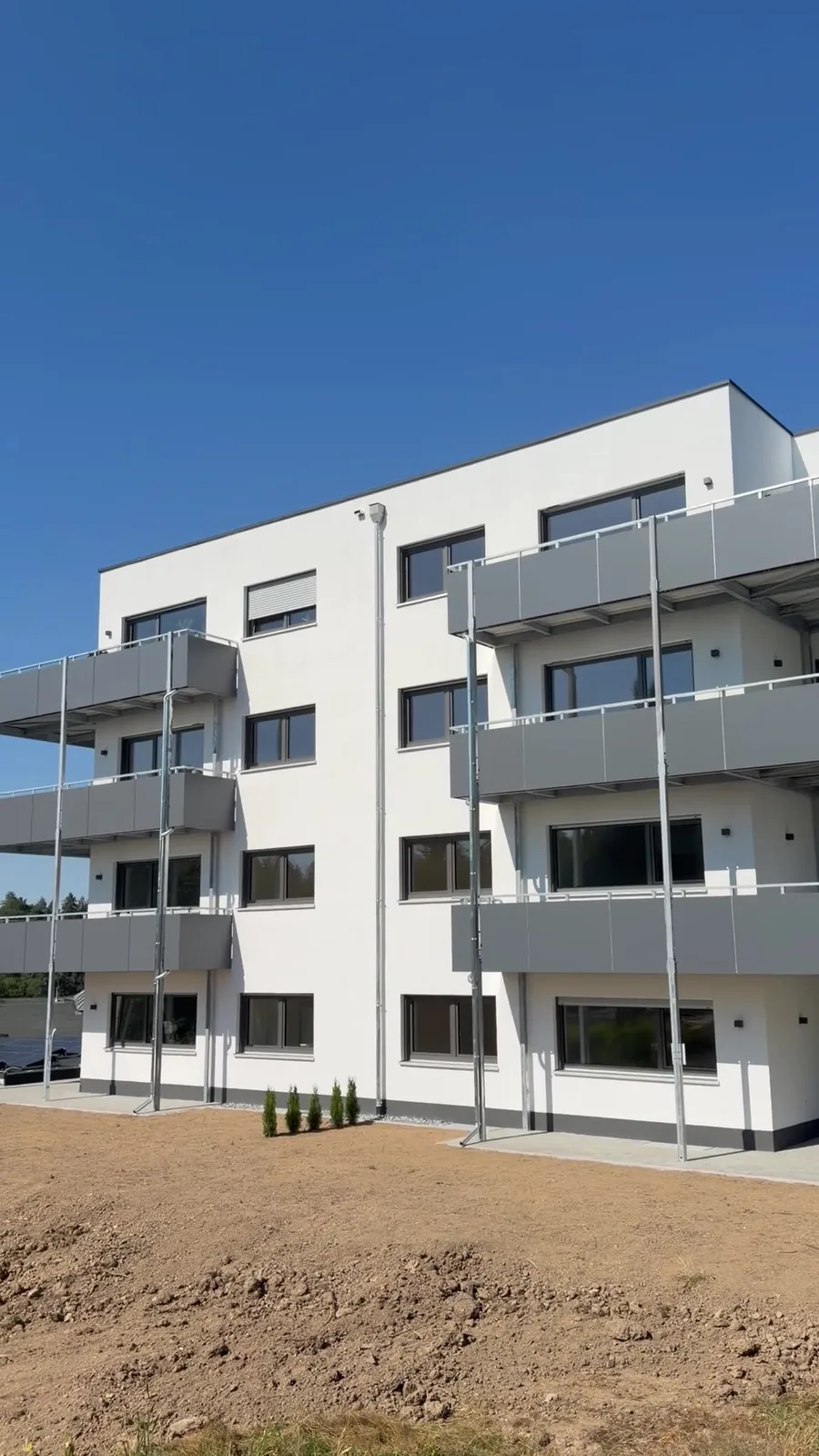 Fertiges Mehrfamilienhaus mit Balkonen