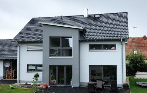 Schrägdach Haus modern Tauperlitzer Baugesellschaft HOfJPG Schrägdach Haus modern Tauperlitzer Baugesellschaft HOfJPG